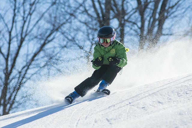 冬の雪山で楽しむスキーツアーの魅力